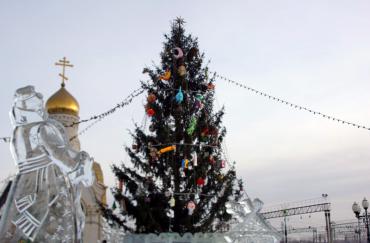 Фото У вокзала станции Челябинск открылся новогодний ледовый городок