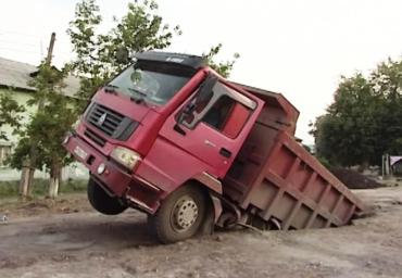 Фото ЧП в одном из челябинских дворов: грузовик ушел под землю