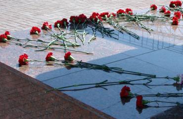 Фото В Челябинске кладбищенские вандалы сломали памятник воинам