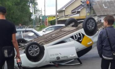 Фото В Челябинске перевернулось такси с пассажиром