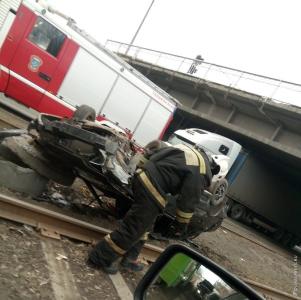 Фото ГИБДД Челябинска - о причинах и последствиях ДТП под мостом на Меридиане