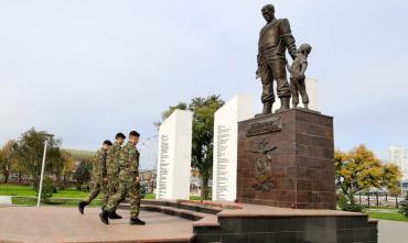 Фото В Челябинске сотрудники ГУФСИН почтили память погибших при исполнении коллег