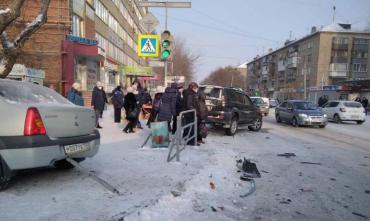 Фото В Челябинске машина после ДТП влетела в людей на тротуаре