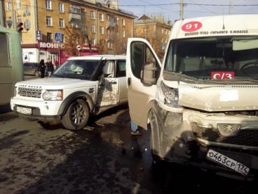 Фото В Челябинске столкнулись маршрутка и внедорожник ФОТО
