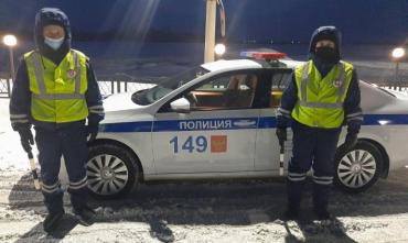 Фото Южноуральские полицейские спасли замерзающую на трассе мужчину и женщину