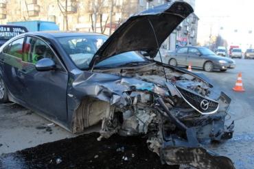 Фото В Челябинске две «Мазды» не поделили дорогу 