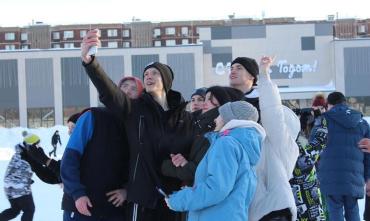 Фото Галопом на коньках: учащиеся Курчатовского района отметили День студента