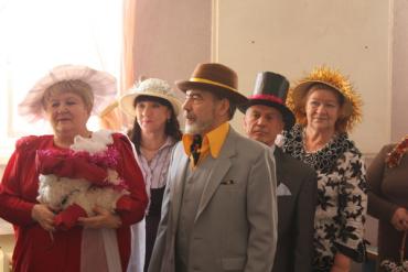 Фото В Еманжелинском районе пожилые дамы с кавалерами побывали на шляпном балу