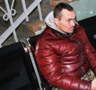 Фото Сотрудники ГИБДД Златоуста подобрали на трассе полураздетого путника
