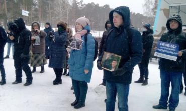Фото В Челябинске акция памяти Бориса Немцова получила политический окрас