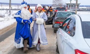 Фото Дед Мороз и Снегурочка напомнили водителям правила пересечения железнодорожных переездов на ЮУЖД