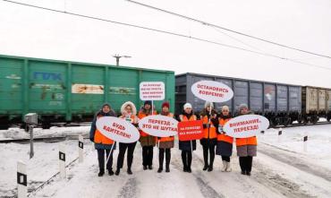 Фото Челябинские железнодорожники напомнили автомобилистам правила пересечения железнодорожных переездов