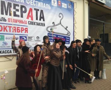 Фото Челябинские студенты штурмовали Камерный театр из-за билетов на фестиваль «Камерата»