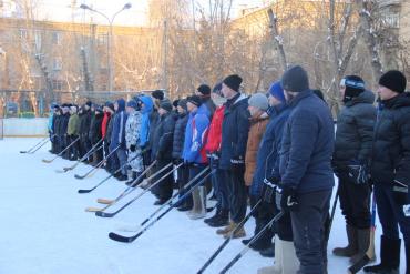 Фото Полицейские Челябинска сыграли в хоккей в валенках