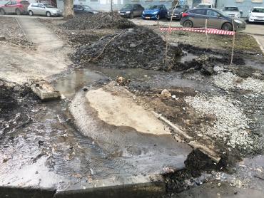 Фото В центре Челябинска прорвало трубу: вода текла всю ночь