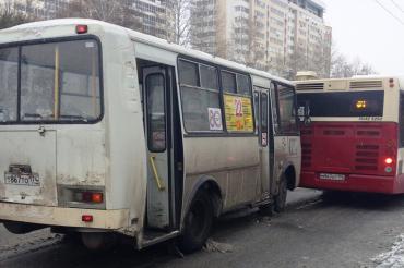 Фото Маршрутка влетела в автобус в Челябинске