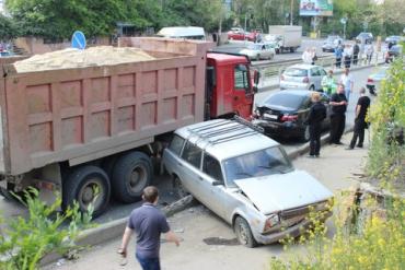 Фото В Челябинске грузовой самосвал из-за отказа тормозов «собрал» девять машин ФОТО