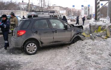 Фото В Миассе автомобиль влетел в бетонную опору, водитель погиб