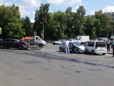 Фото Проклятое место? В Челябинске рядом с остановкой, в которую вчера врезался «Лексус», столкнулись три авто, а после была драка ФОТО