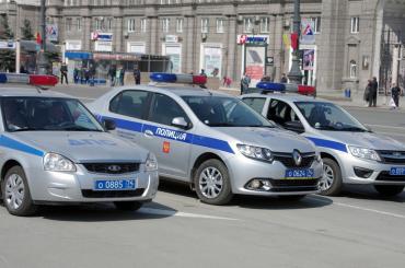 Фото В центре Челябинска BMW влетел в дерево