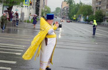 Фото В Челябинске ограничат движение транспорта из-за Крестного хода