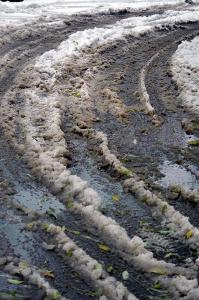 Фото В Челябинске во дворе машина задавила пожилую женщину