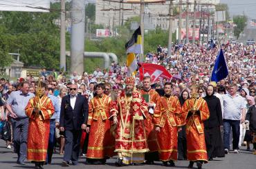 Фото Тысячи православных прошли крестным ходом по грязным улицам Челябинска