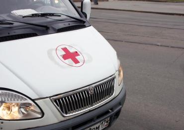 Фото В Челябинске водитель врезался в электроопору и попал в больницу