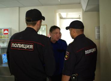 Фото Не ждали: в Челябинске «ревизоры» держали осаду в лифте протезно-ортопедического предприятия