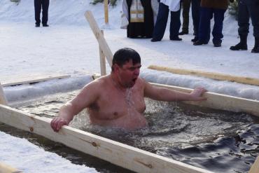 Фото Челябинские спасатели показали, как избежать несчастных случаев в ледяных купелях