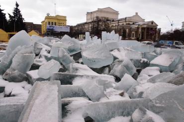 Фото Загадка снежного городка: почему в Челябинске не кончается Новый год
