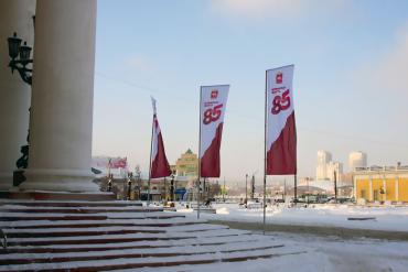 Фото Поступают поздравления с 85-летним юбилеем Челябинской области