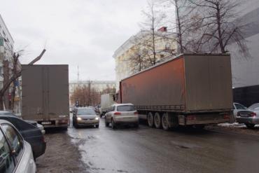 Фото Стихийная стоянка фур стала ночным кошмаром для жителей двора в центре Челябинска (ФОТО)