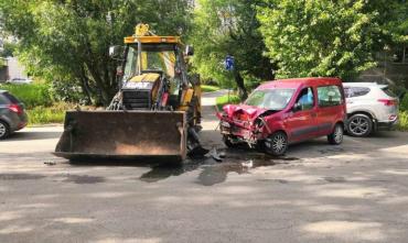 Фото В Челябинске водитель погрузчика спровоцировал ДТП с двумя пострадавшими