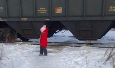 Фото Дети со станции в Брединском районе добирались в детсад через железнодорожные пути