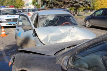 Фото В Челябинске столкнулись иномарка и ВАЗ: пострадали двое. ФОТО