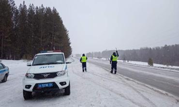 Фото Из-за снегопада на трассы выведены дополнительные экипажи ДПС