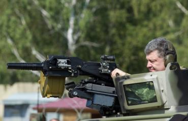 Фото Порошенко разрешил украинцам владеть оружием для защиты от бандитов и москалей