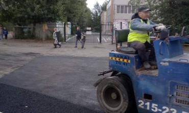 Фото В Курчатовском районе асфальтируют подъезды к соцобъектам и приводят в порядок адресные таблички