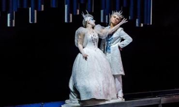 Фото Челябинский театр драмы построил замок для Снежной Королевы.