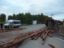 Фото На трассе в Увельском районе бревна из КАМАЗа выпали прямо на микроавтобус