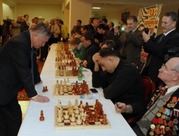 Фото Выдающийся шахматист, уроженец Златоуста Анатолий Карпов отмечает 65-летие