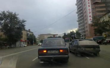 Фото В Челябинске пьяный автомобилист прокатил на капоте прохожего. ВИДЕО