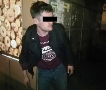 Фото Пьяный житель Челябинска с «розочкой» накинулся на вооруженных бойцов ЧОПа