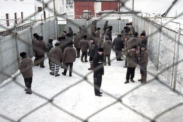 Фото В ЕКПТ «однерки» Копейска осужденные порезали себе руки
