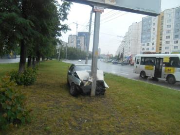 Фото В Челябинске водитель врезался в рекламный щит