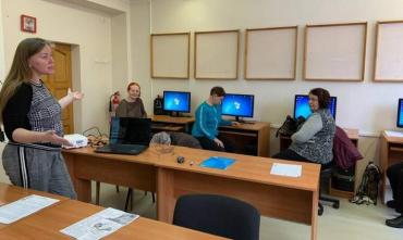 Фото В Снежинске партийцы ЕР обучают пенсионеров компьютерной грамотности