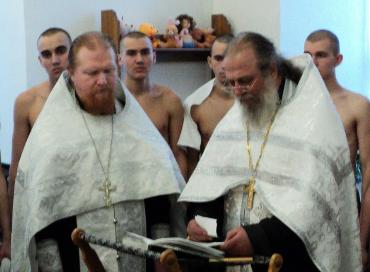 Фото В Свято-Троицком кафедральном соборе Екатеринбурга  прошло массовое крещение военнослужащих ЦВО