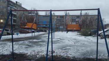 Фото Жителей южноуральского Копейска возмутили детские качели на площадке
