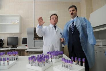 Фото В Челябинске больницы оснащают современным лабораторным оборудованием